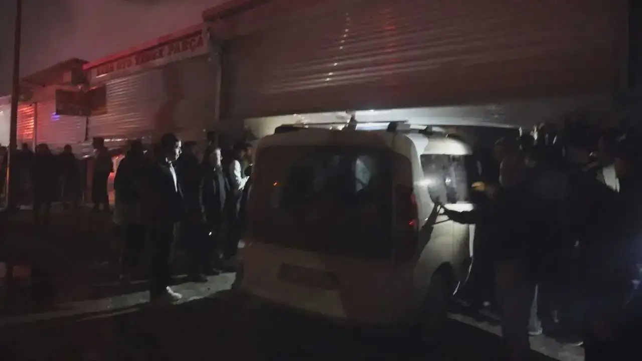 Hatay’da Geceyi Alevler Aydınlattı: 9 İş Yeri Zarar Gördü! 1